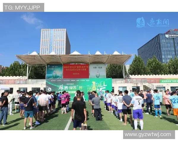 帅气足球明星激情献唱国歌展现爱国情怀与运动精神